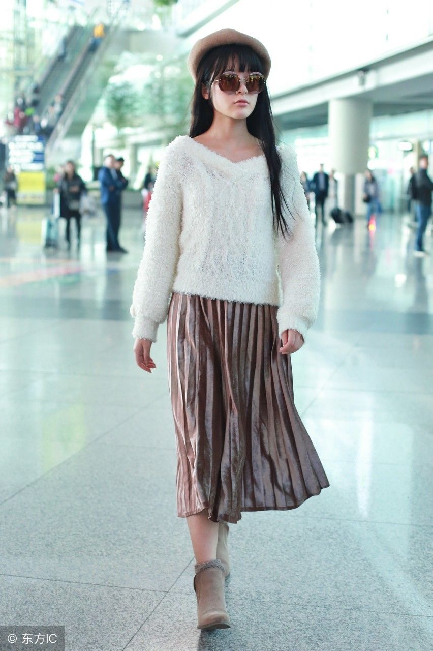 徐娇机场秀穿毛衣配丝绒裙，网友:这不是多年前周冬雨的装扮嘛!