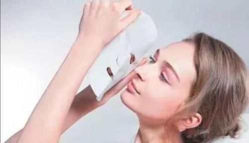  [打圈按摩]洗脸后，直接用手拍打爽肤水？怪不得皮肤差！这样做才是正确的