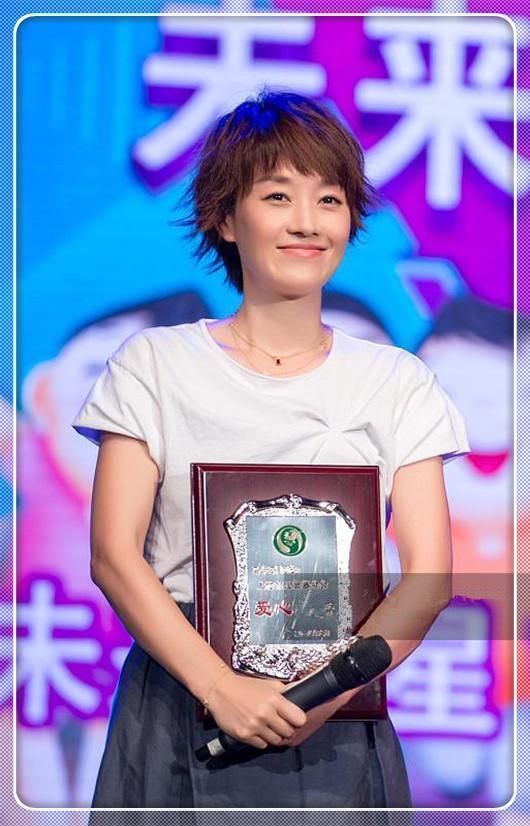 马伊琍不过烫了撮小卷毛，就从辣妈变少女，网友:太俏皮了!