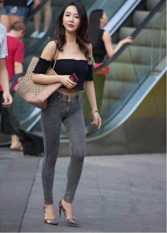 牛仔裤是一种时尚的象征，也是这个季节不能缺少的穿搭！