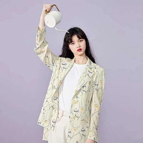  『棒球服』白色卫衣的5种穿法，时尚又好看，我只学会了3种，那你呢？