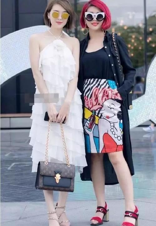 街拍：穿一条时尚的紧身打底裤，尽显优雅迷人的S型曲线