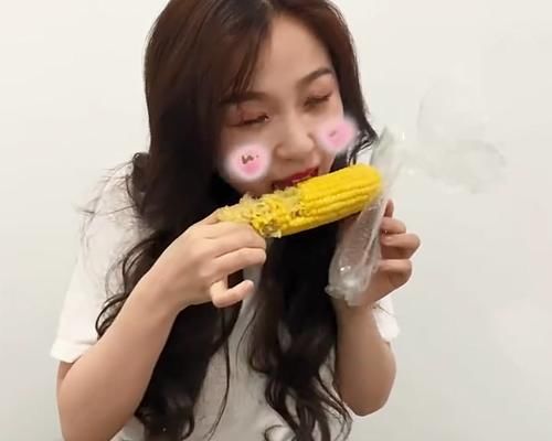 #玉米#口红雨衣有多重要？看到虞书欣吃完玉米的嘴唇，网友：心里有数了