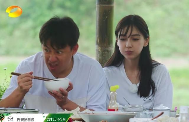 杨颖斜刘海造型引发网友吐槽，莫名有种油腻感