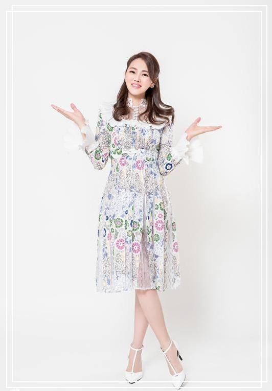 伊能静真能装!49岁穿19岁小姑娘衣服，网友直呼:完全换了一个人