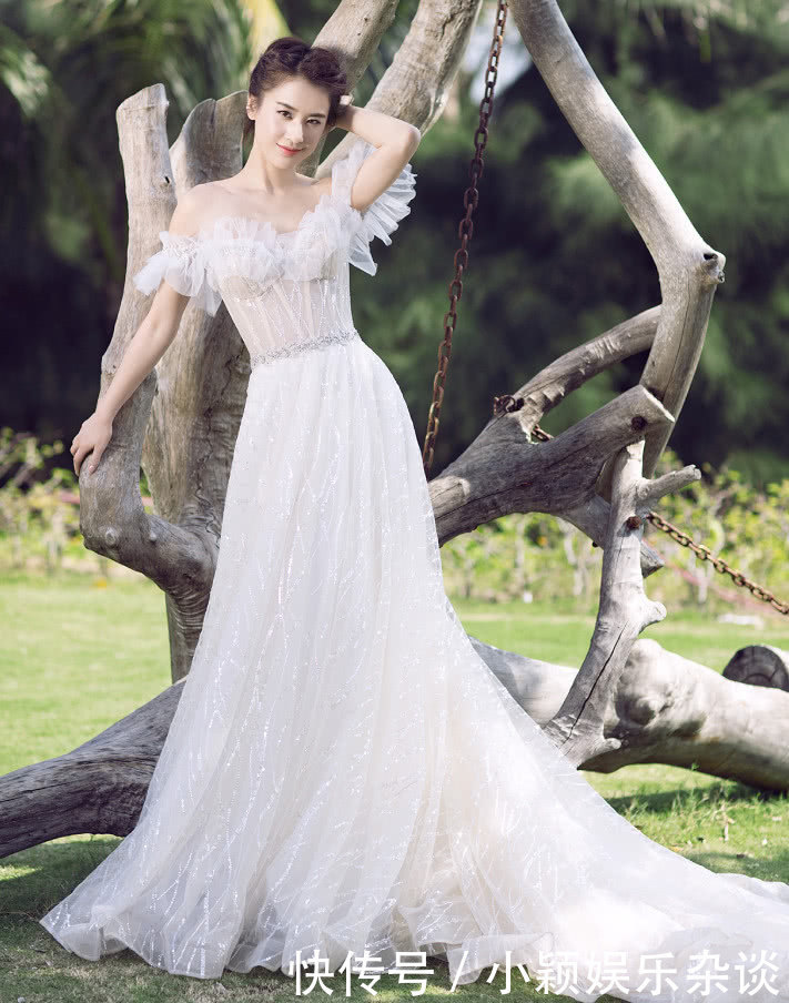 黄圣依真敢穿，裙子有种“尿裤子”的既视感，难道越丑越时尚？