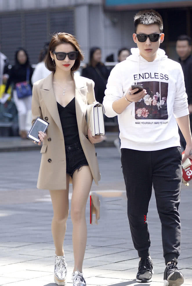 气质女神下身热裤消失，秀出修长纤细的美腿