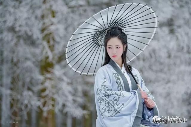 大雪过后的汉中龙池特别适合汉服摄影，不信你看