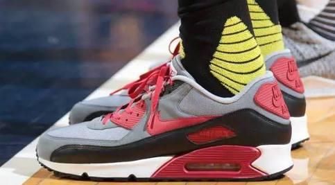  『Nike』塞弗罗萨独爱Nike Air Max 90，球迷：这鞋还能打球？