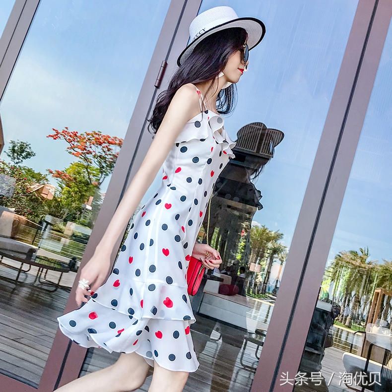 清凉一夏的度假装扮,秀出迷人的小蛮腰,玩转出性感女人味