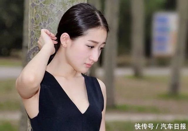 街拍：甜美小姐姐穿搭深V背心的美女，眉清目秀真是美炸天了