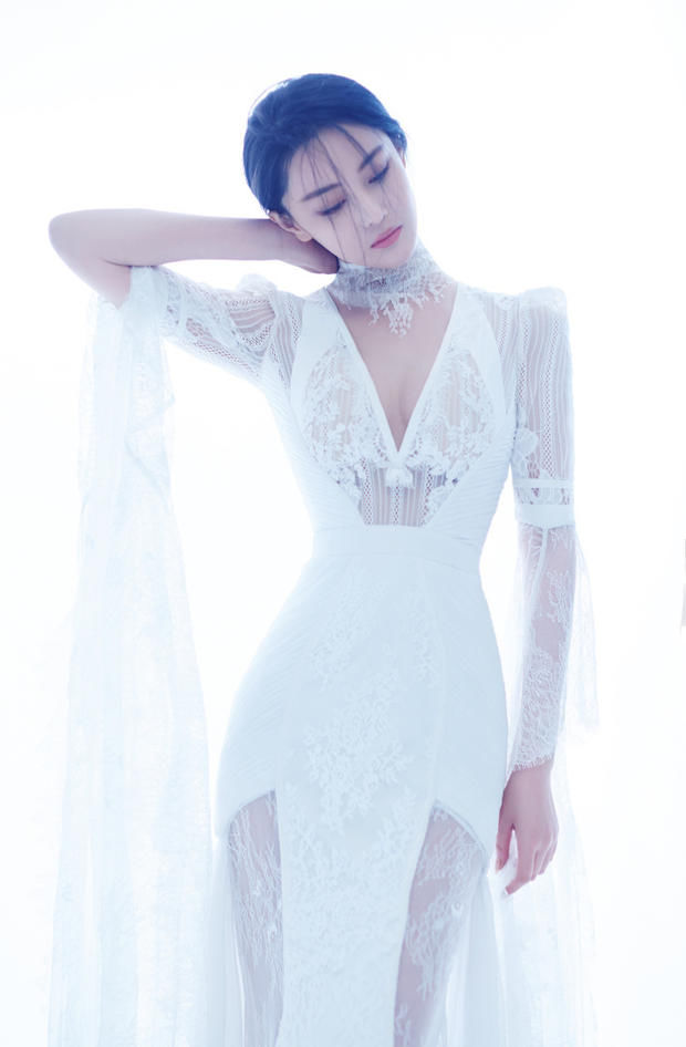 韩国女教师将透视装的性感演绎的超越 张馨予 柳岩 刘亦菲