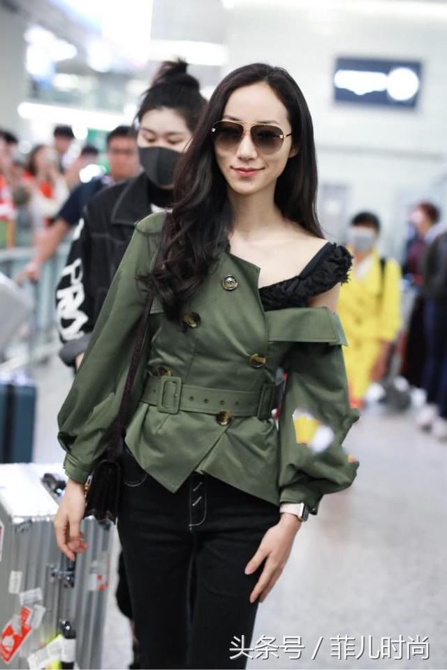 韩雪一身精装打扮现身机场，高跟配长裙显优雅又大气，女人味十足