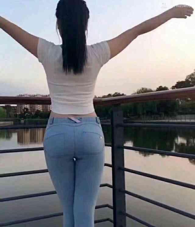 谁说牛仔裤就是那么的刻板,穿了它让你张扬出你的小个性