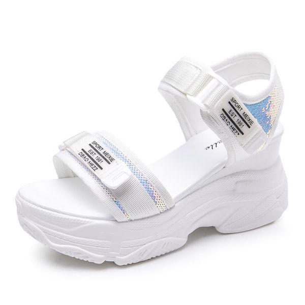 今年流行的几款凉鞋，超级衬脚美，每一款都堪称经典