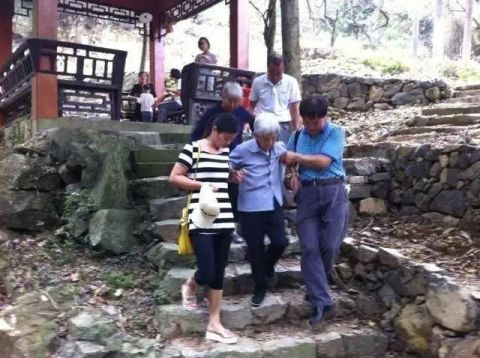 「徐秀章老人」海宁104岁母亲照顾84岁女儿，看哭百万网友…“世上只有妈妈好”