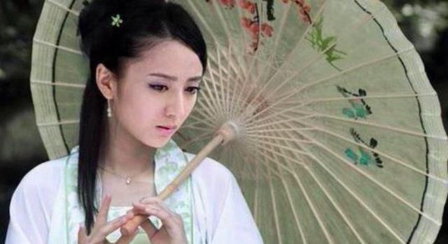 「高难度」古装剧的撑伞美人，杨紫甜美可爱，刘亦菲高难度，而她最为经典