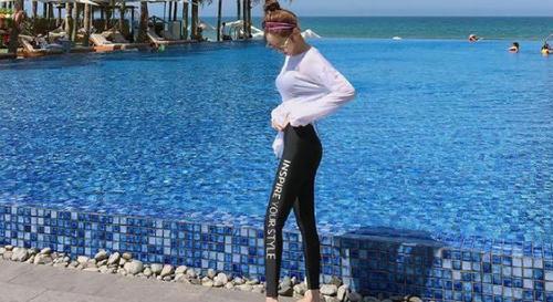 紧身打底裤美女，大秀魅力身姿，尽情展示优美迷人的S形身材！