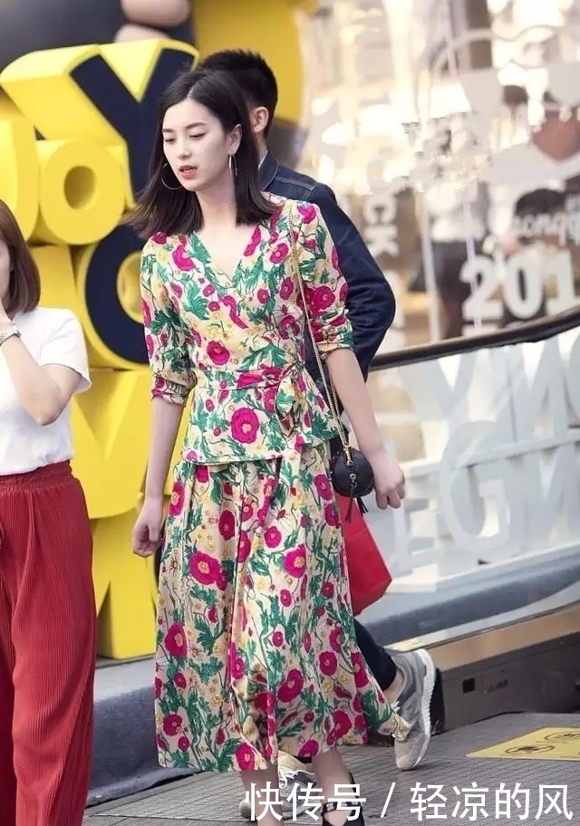 「 美女」穿出高级美,美女街拍小姐姐们流行又不失新鲜感的穿搭