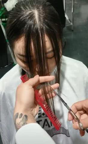 脸有点肿的女孩想换个新发型,剪完那一瞬间,网友:这是整容了吗