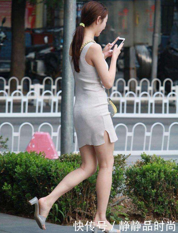 街拍: 皮肤白皙的辣妈, 腿型也是很好看的