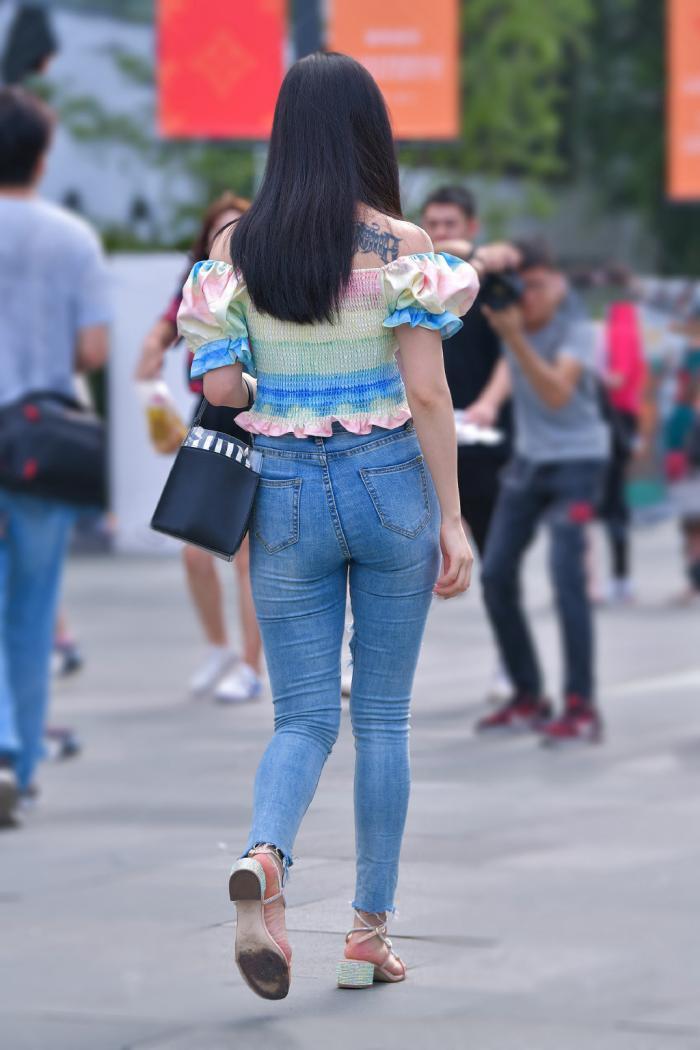 气质|街拍:休闲个性的牛仔裤穿搭,气质女生才能驾驭,靓丽又时尚