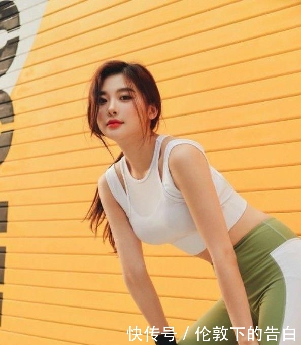  美女@街拍：时尚美女搭配修身打底裤，展现高贵优雅气质，十分亮眼