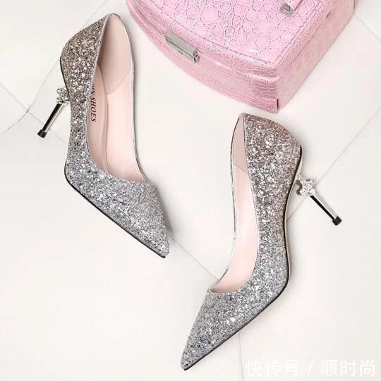 几款拉长双腿线的高跟鞋同，不失舒适感又好看，优雅气质的魅力