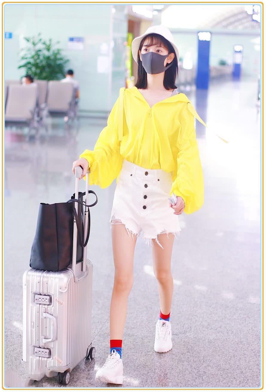 当江疏影和陈瑶同穿亮黄色上衣，才知道熟女和少女的差距有多大！