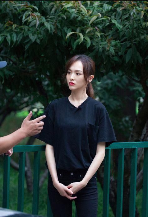 35岁唐嫣仅扎了一款丸子头，瞬间嫩回18岁少女，网友:罗晋好眼光