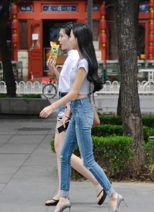  「等待＂“甜蜜蜜”的紧身牛仔裤，最神奇的掏耳女神，网友：真美！