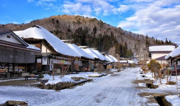 日本最小的雪乡，50多座茅草屋没有炕，冬季却供不应求