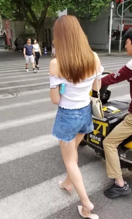 过个马路都有人护送，小姐姐的这双腿可真是迷住了外卖小哥啊