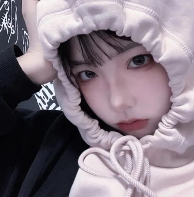 『女生』女生常用手“摸”这3个部位,颜值会越来越低,难怪被叫“老阿姨”