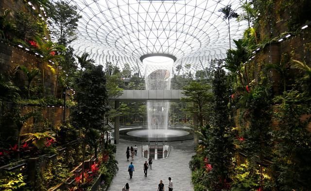 买机票只为送老婆到登机口 一男子在新加坡机场被捕