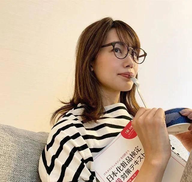  「博主」看完这个博主的条纹搭配 你会365天每天都想穿条纹