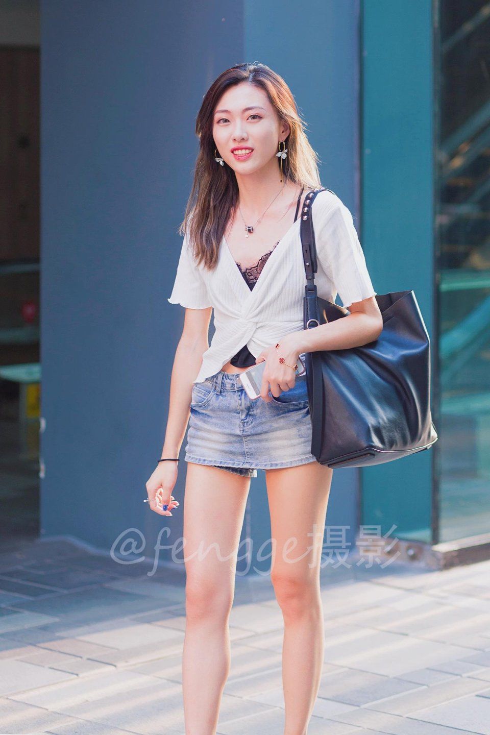 街拍:小美女的牛仔裙为啥这么短?因为她有双让人羡慕的筷子腿