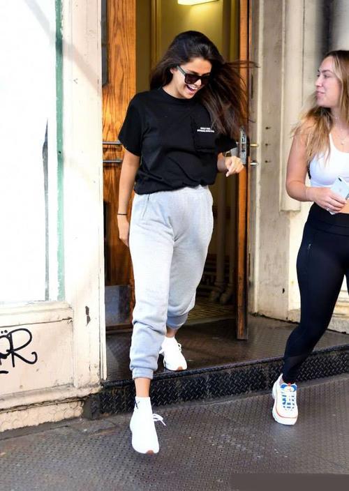 赛琳娜越是胯大,越是要穿紧身牛仔裤,也只有欧美人欣赏得来!