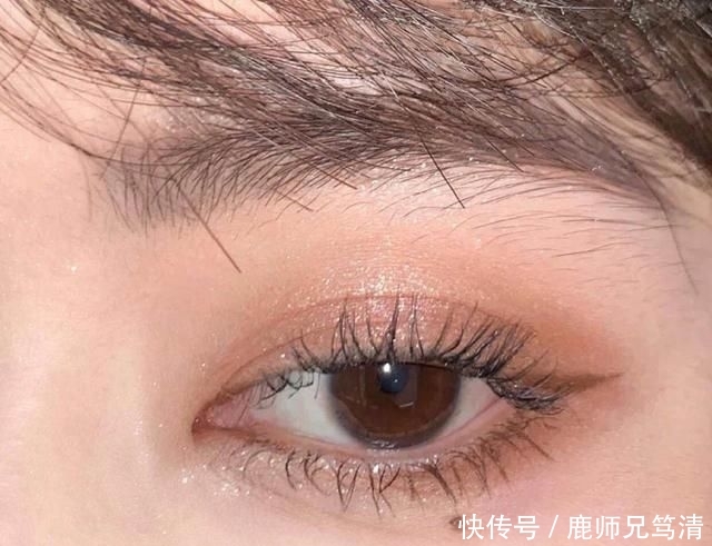  眼线液笔：眼线工具大有学问，想要放大双眼，应该这么选