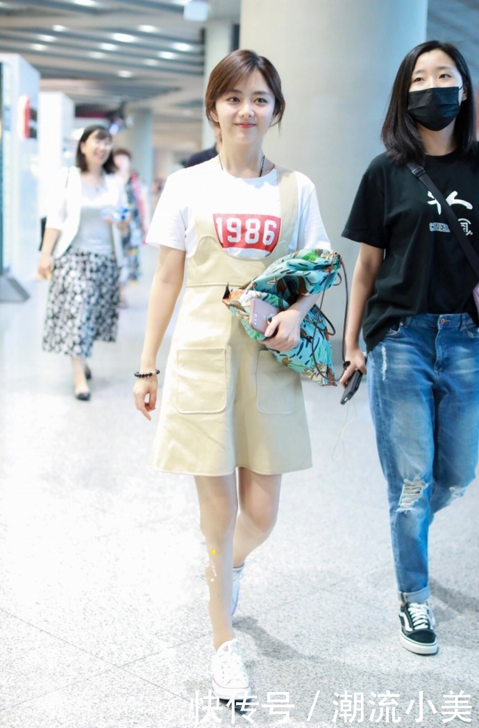 谭松韵身穿白T配牛仔，竟被说“肥”网友：你告诉我哪里肥了？
