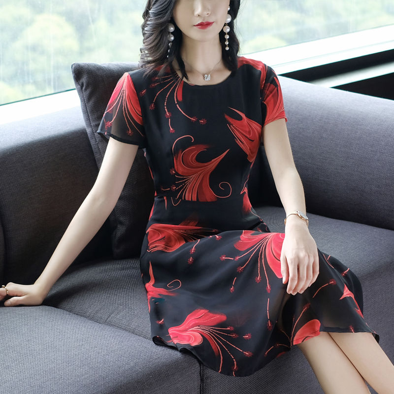 不得了，60后老婆穿这大码素雅裙，真是太美了，美出新高度