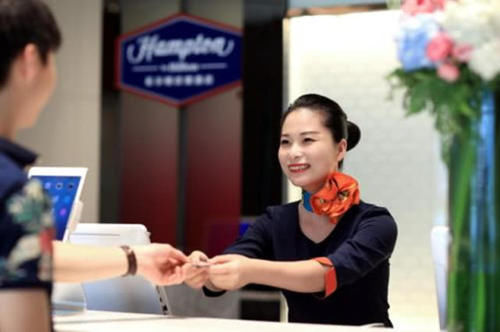 住酒店怎么少花“冤枉钱”，贴心服务里有陷阱，这三样东西不能碰