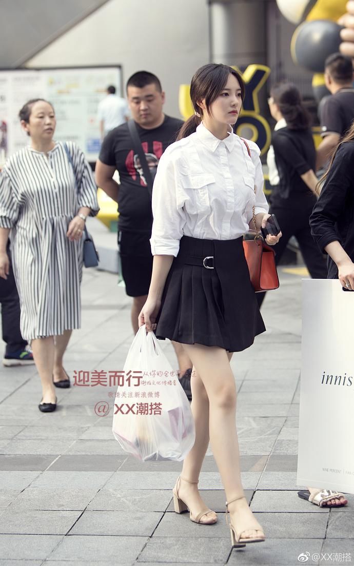街拍:卓尔不群的姑娘，美的轻松不费力,高挑的身材让人羡慕
