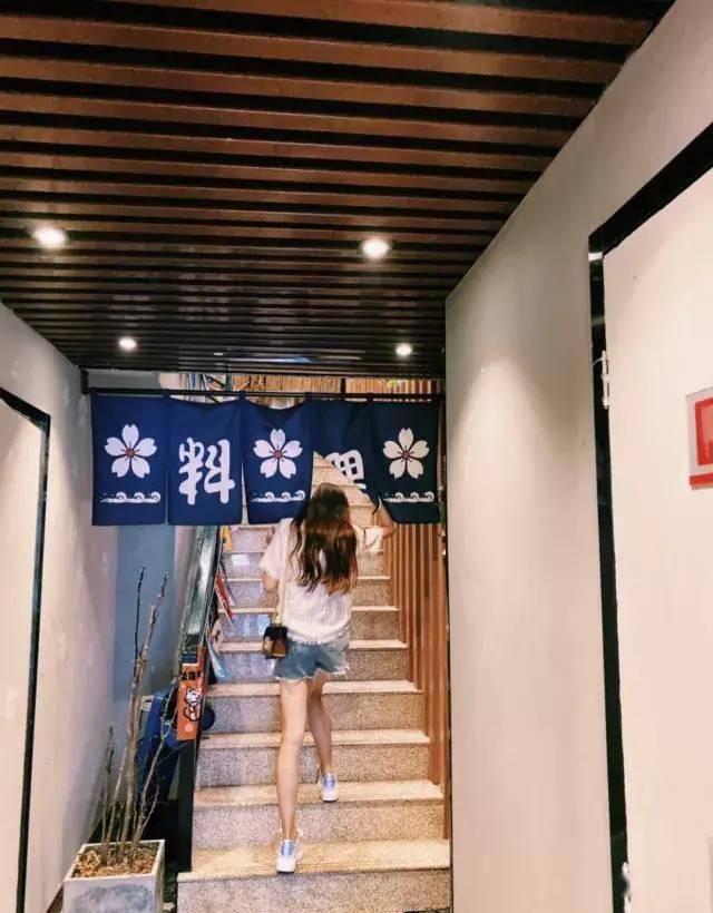  长裙■有了淡黄的长裙，你还需要一双运动休闲鞋！