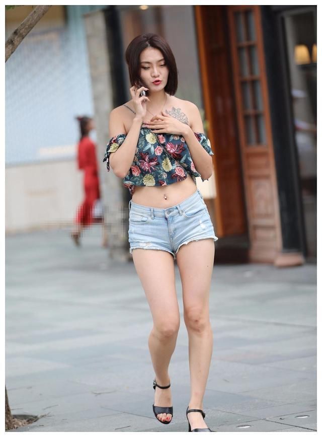 街拍：图1吊带连衣裙，图2抹胸开叉裙，图3气质优雅出众！