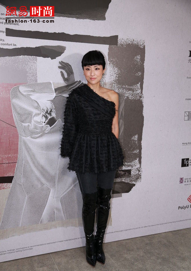 徐濠萦进入了时尚黑洞 黑色露肩裙似女巫
