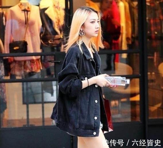  「美女」街拍：秀外慧中的美女，一件黑色背心配打底裤，时尚运动活力气质
