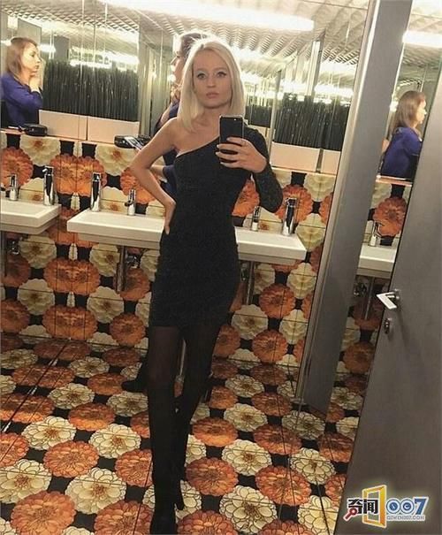 眼睛会变色的女孩，称自己天生像芭比