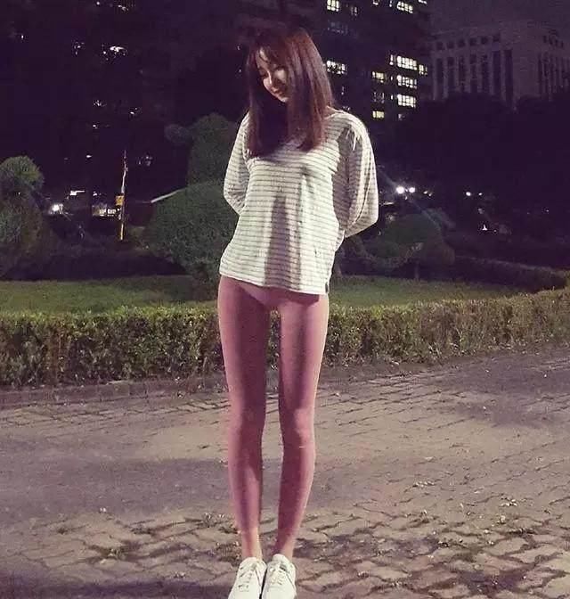 修身显瘦的打底裤，展现出精致的身材曲线，成为时尚美女的最爱！