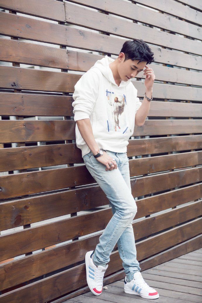 罗晋:难怪唐嫣选择了他，在机场都敢这么穿，网友:还是西服帅